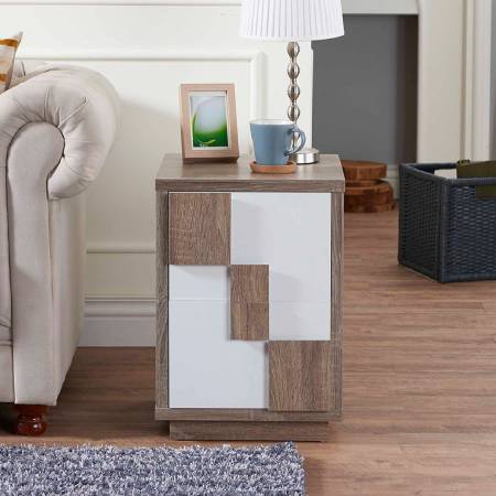 Ve skutečnosti jsou tam dvě zásuvky.